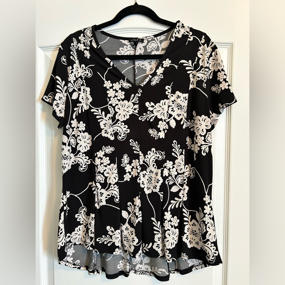 Sami & Jo Black and White Floral Scoop Neck Top with Black Trim size PXL